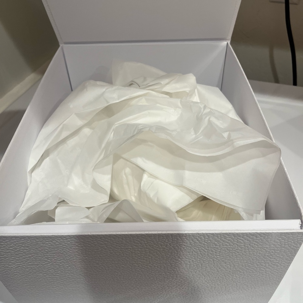 Dior White Box with Gold Logo - Picture 3 of 6